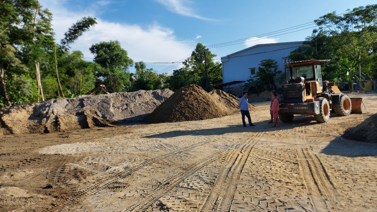 Vì sao những bãi tập kết cát, sỏi trái phép gần đồi Vọng Cảnh vẫn tồn tại