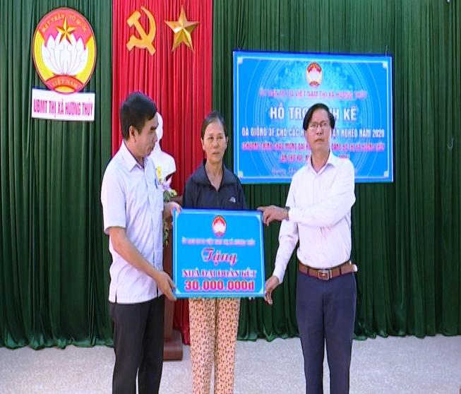 Hỗ trợ xây nhà Đại đoàn kết và trao gà giống cho các hộ nghèo, cận nghèo