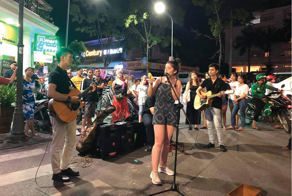 Làm mới phố Tây