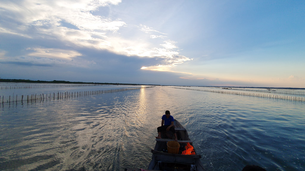 Experiencing sunset-contemplating tour on Tam Giang lagoon