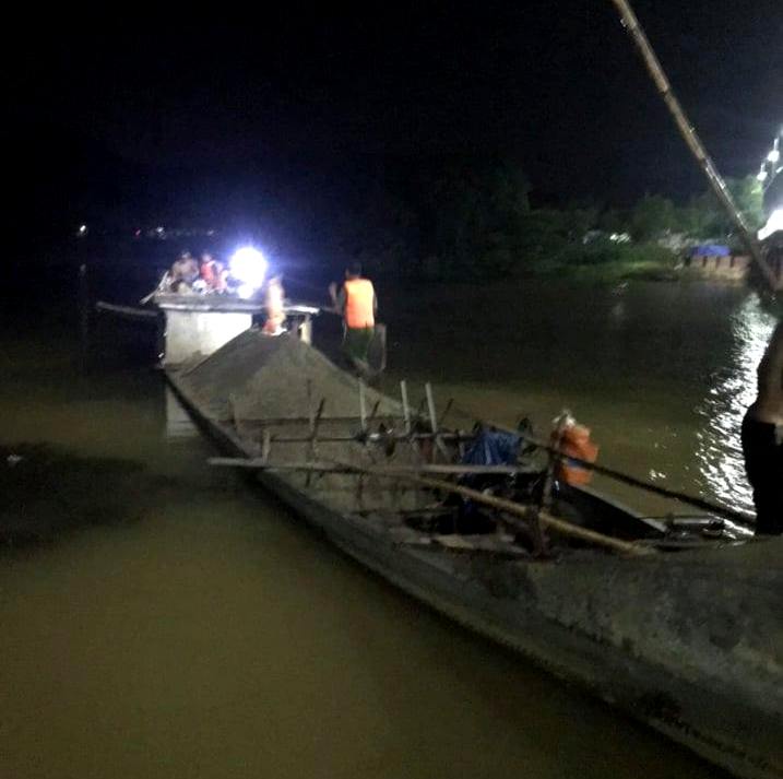 Tuần tra đêm, bắt giữ các đối tượng trộm cát trên sông