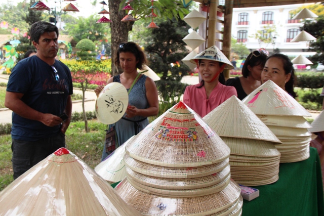 Có chỉ dẫn địa lý cho nón lá Huế