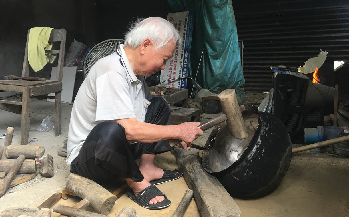 Giữ nghề làm nồi nấu bún