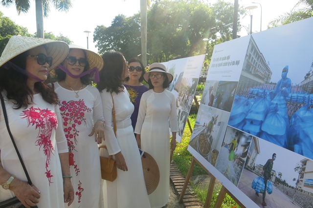 Những bức ảnh xúc động về cuộc chiến phòng, chống dịch COVID-19