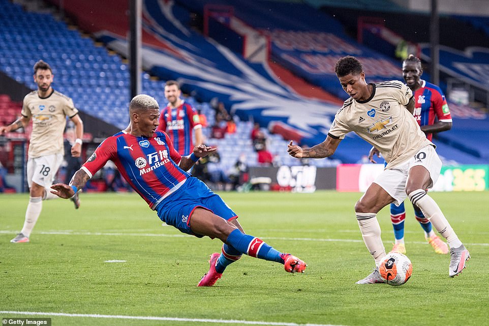 De Gea “lên đồng”, Man đỏ bám sát Leicester