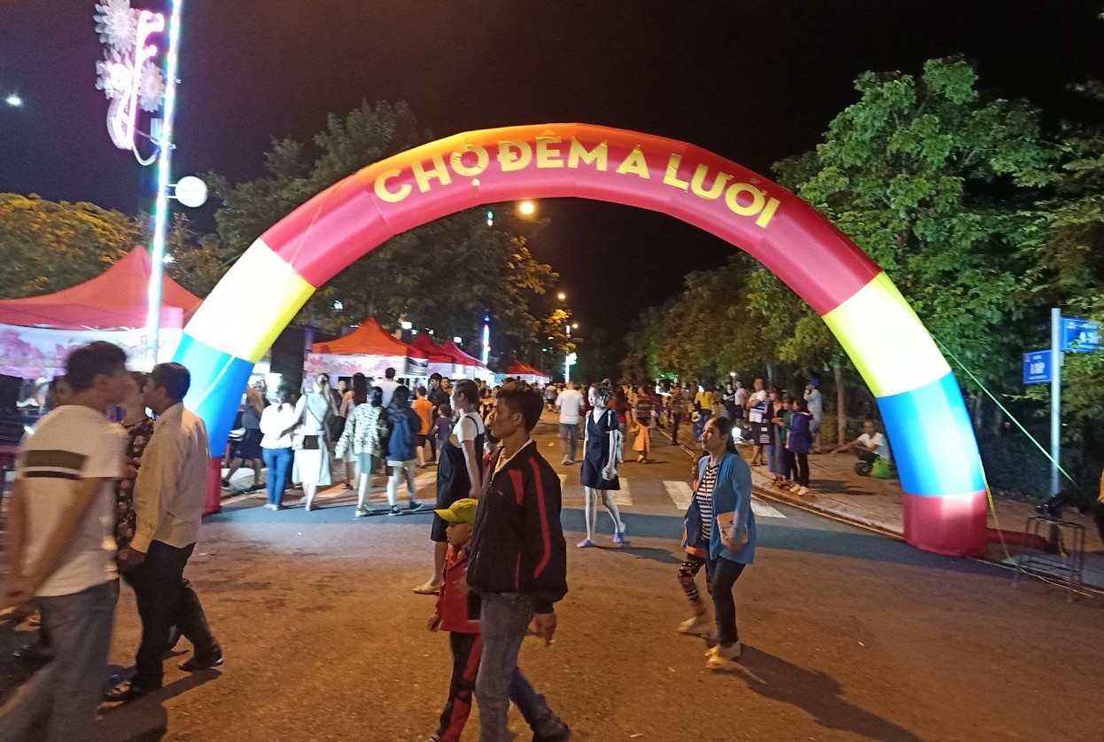 A Lưới lần đầu tổ chức phiên chợ đêm