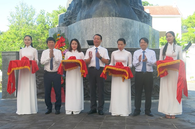Exhibition of touching photos featuring the prevention and control of the COVID-19 pandemic in Vietnam