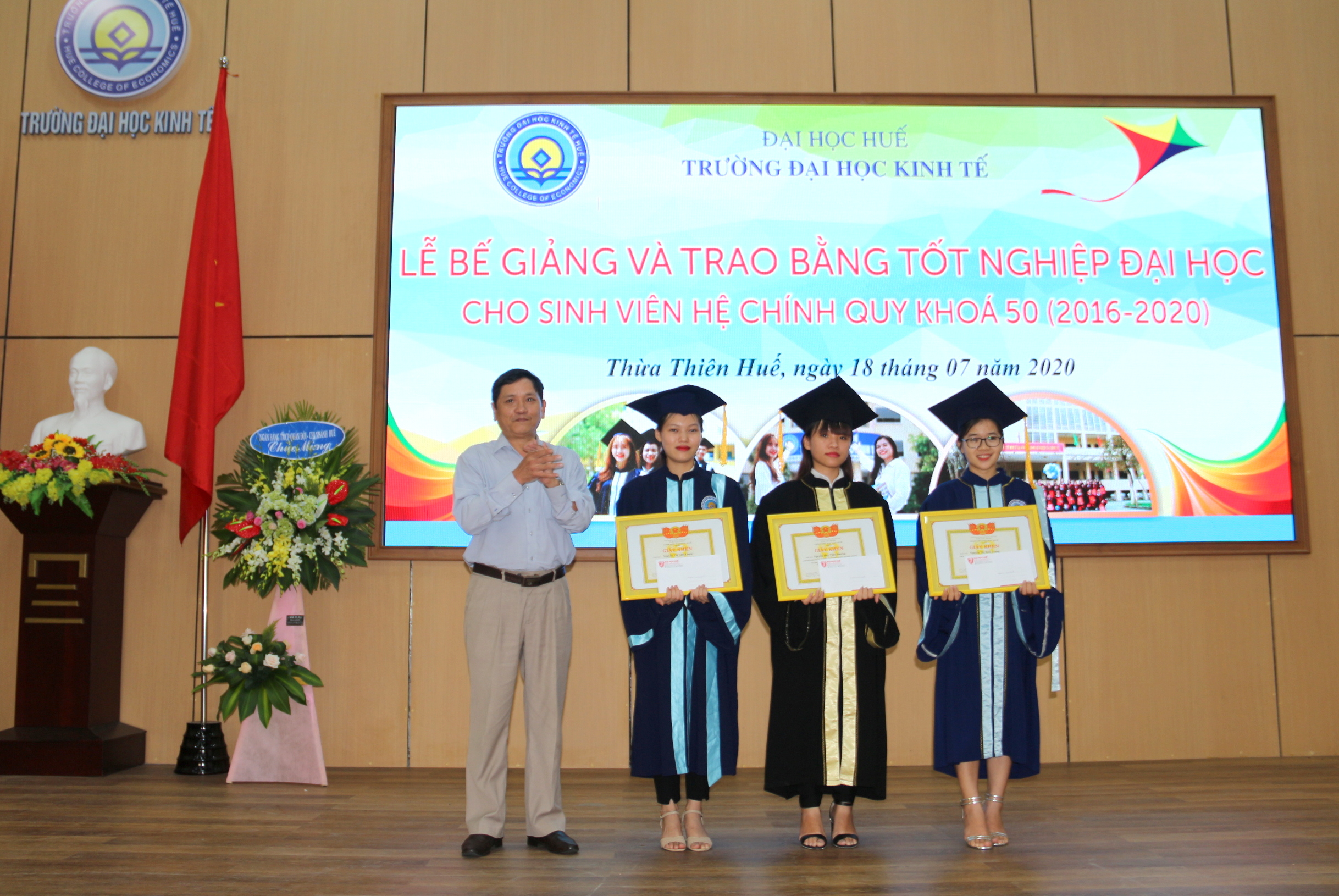 Trường đại học Kinh tế trao bằng cho 565 tân cử nhân