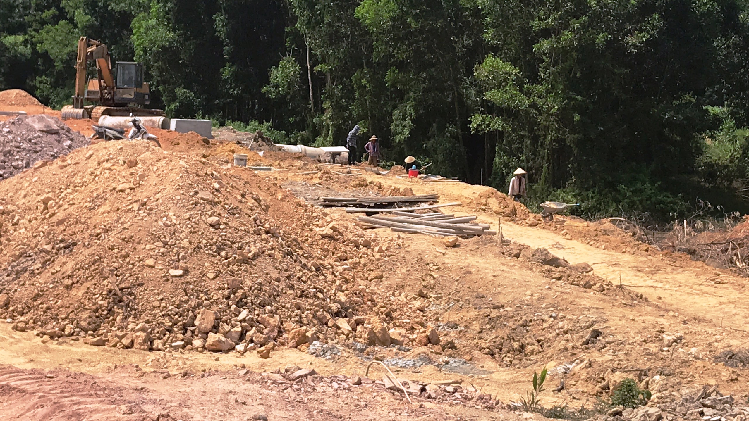 Khan hiếm đất đắp nền, dự án cao tốc “gặp khó”