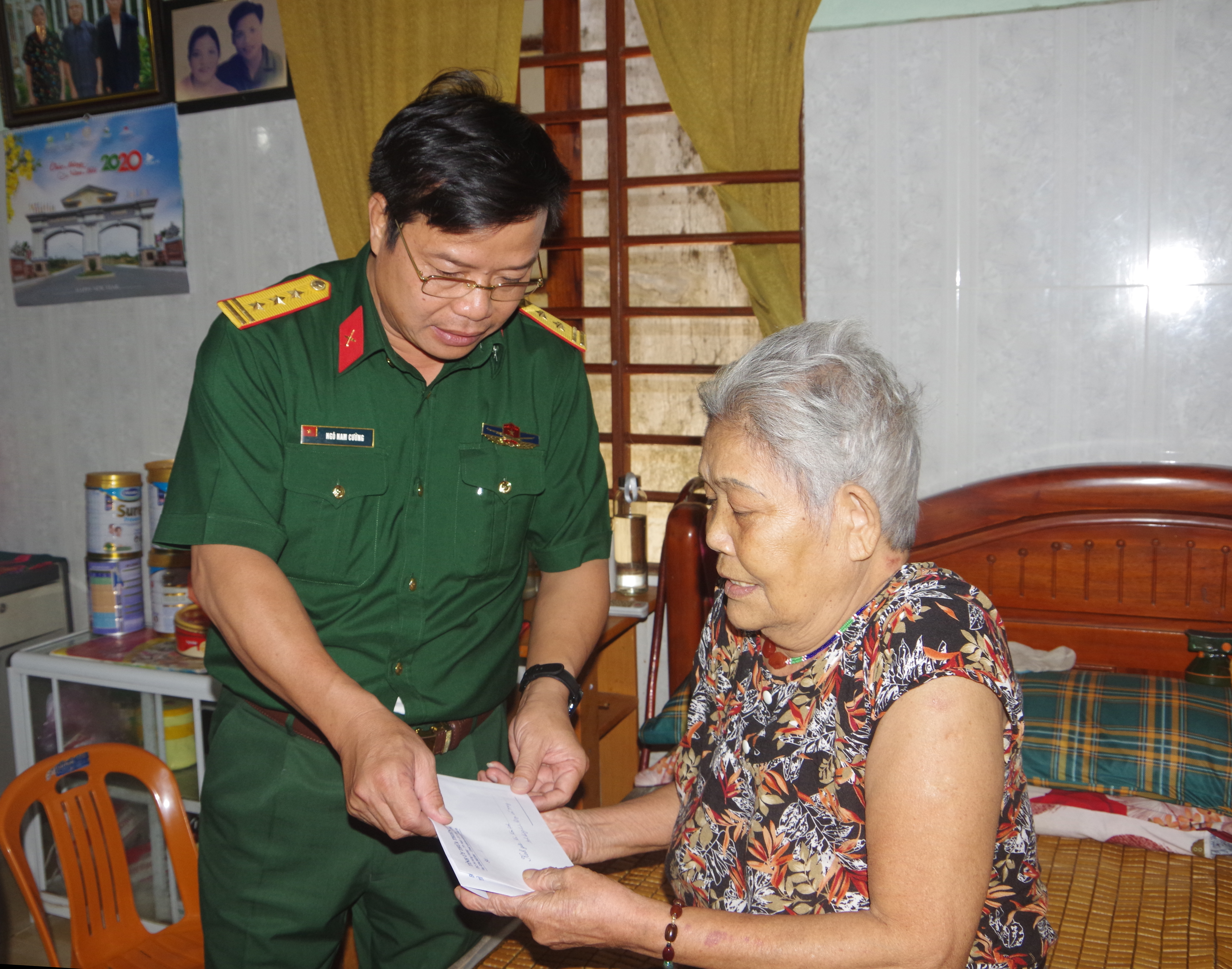 Thăm và tặng quà người có công với Cách mạng trên địa bàn huyện A Lưới