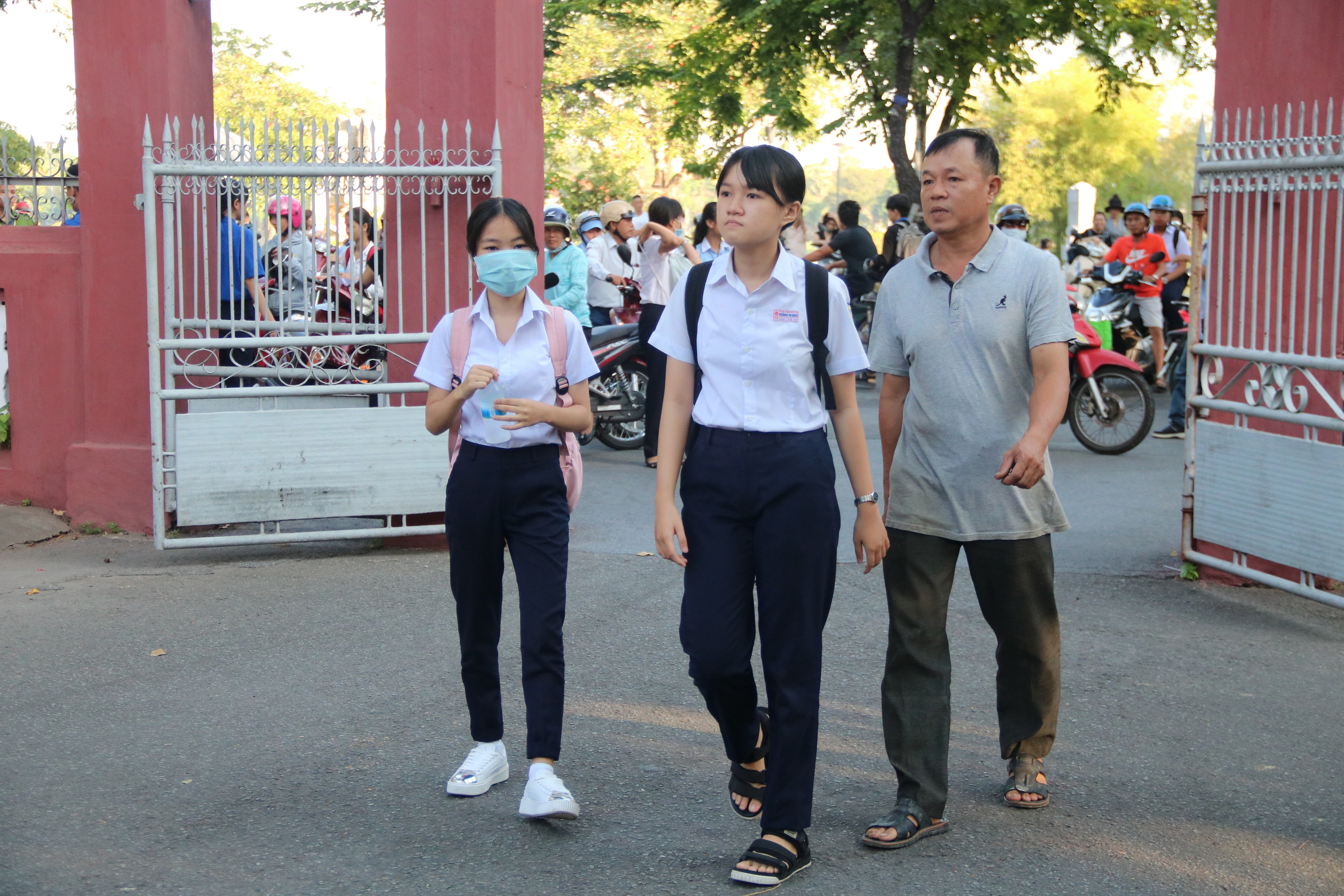 Kết thúc kỳ thi vào lớp 10 THPT Đề thi được giảm tải, vừa sức với thí sinh