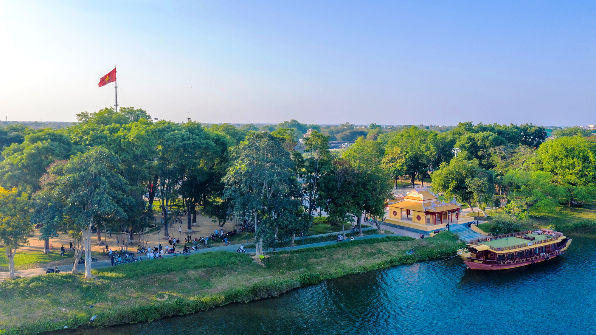 Beautiful walking paths along the Huong River Adding new vitality to Hue