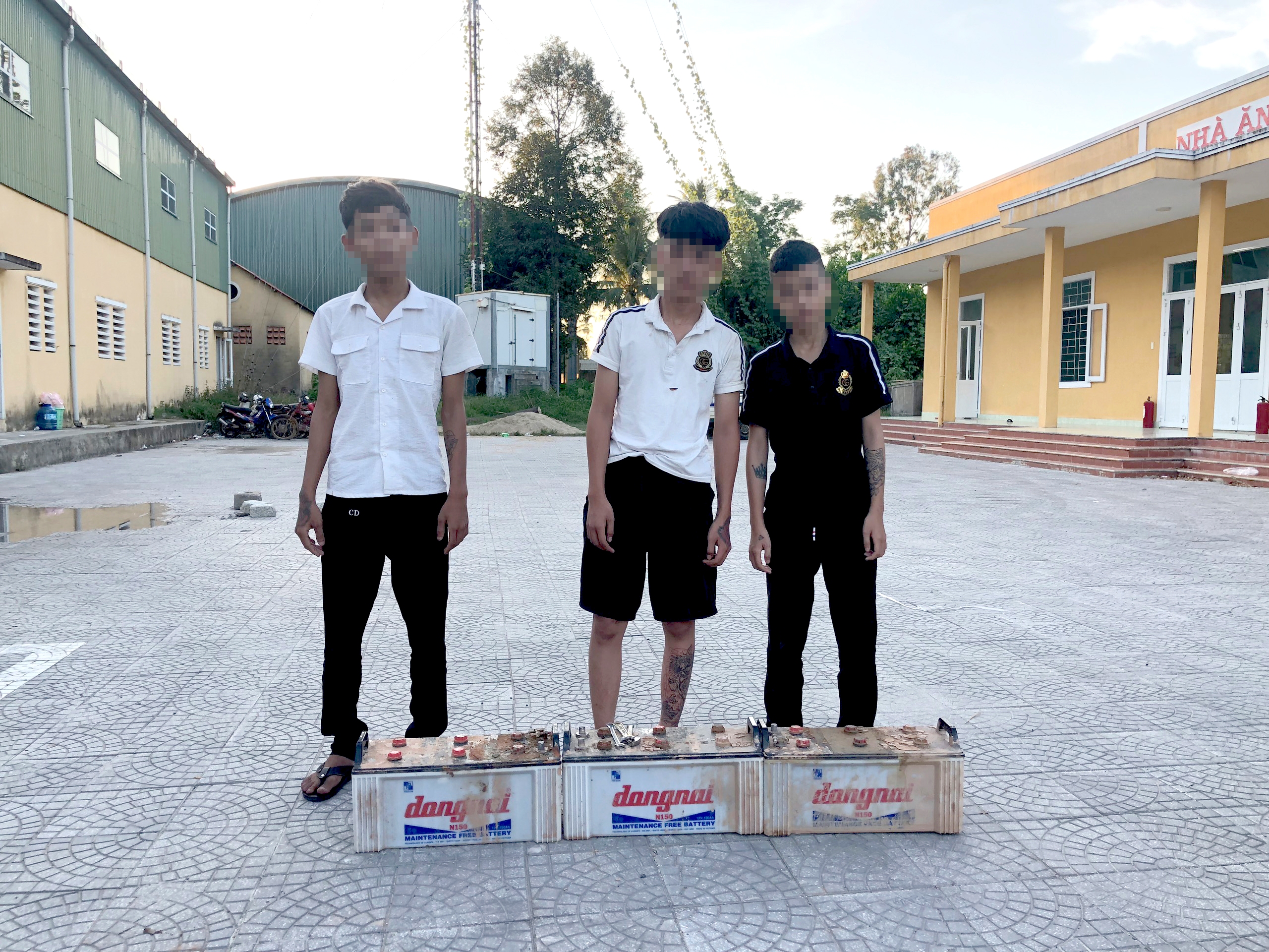 Băng nhóm chuyên trộm bình điện xe ô tô sa lưới