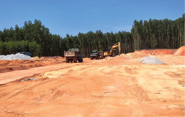 Xe thi công cao tốc“cày nát” Tỉnh lộ 15