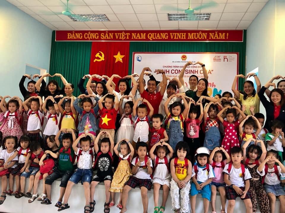 Hơn 300 phụ huynh và trẻ em tham gia chương trình Sinh con, sinh cha