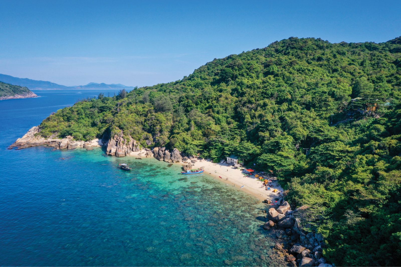 Going to Hon Chao to eat seafood, dive and watch coral