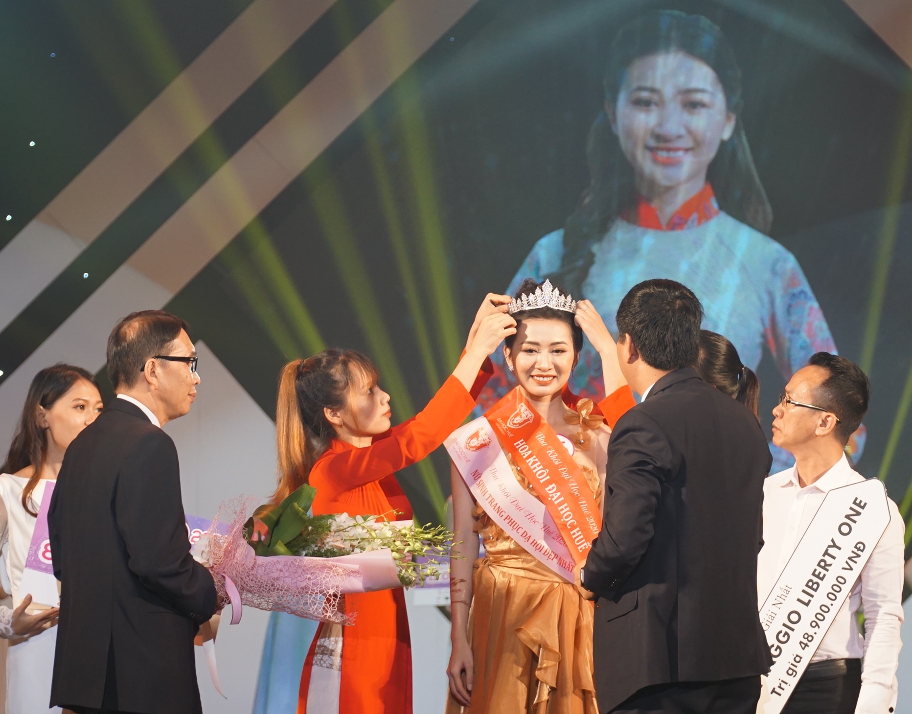 Nữ sinh viên Võ Thị Ý Nhi đăng quang Hoa khôi Đại học Huế