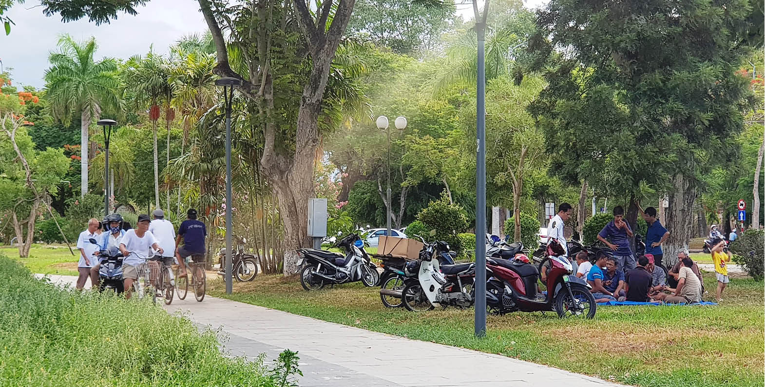 Hình ảnh xấu ở đường đi bộ dọc sông Hương