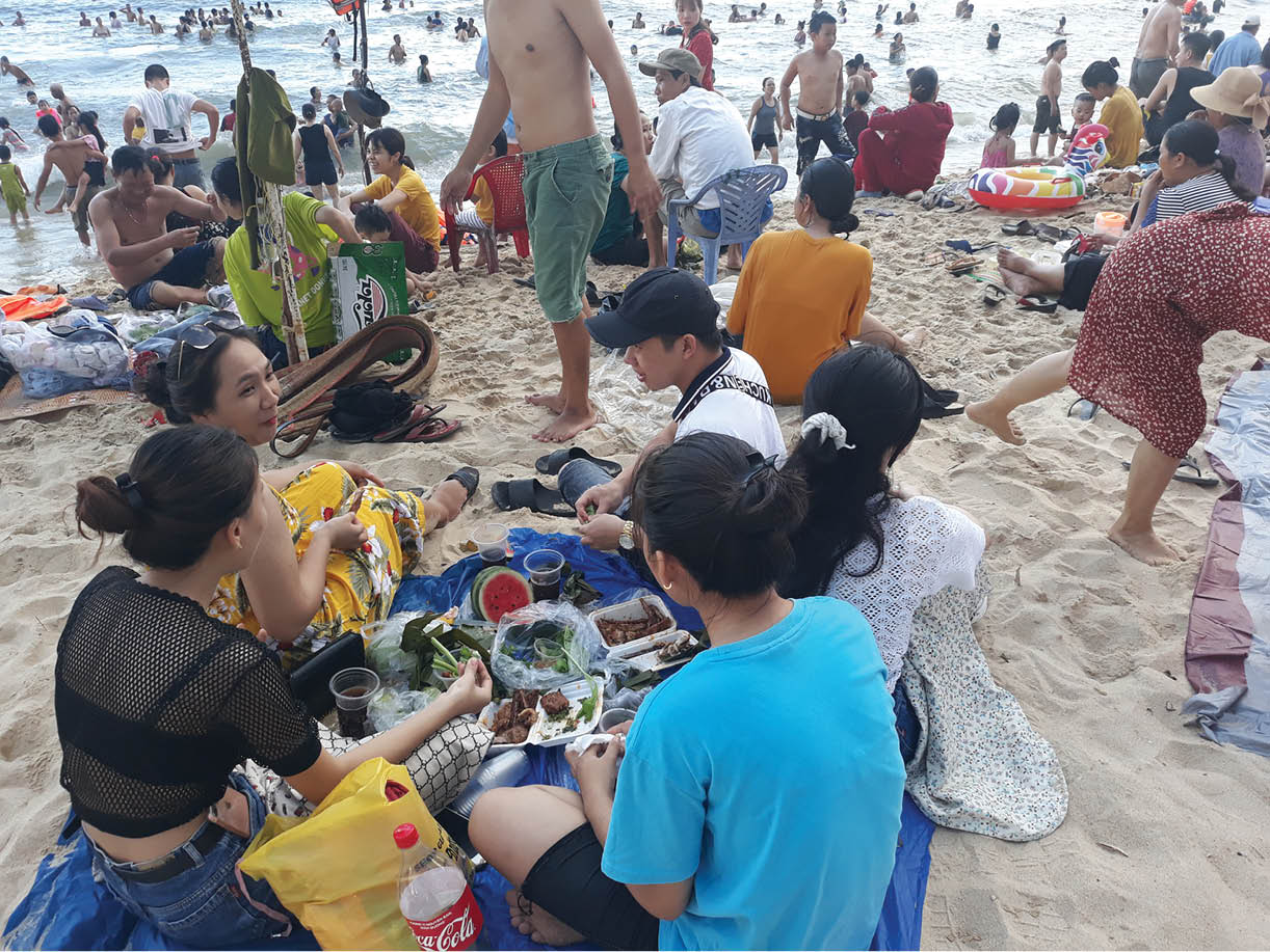 Ăn uống, xả rác trên bãi biển Thuận An Sẽ xử phạt nghiêm