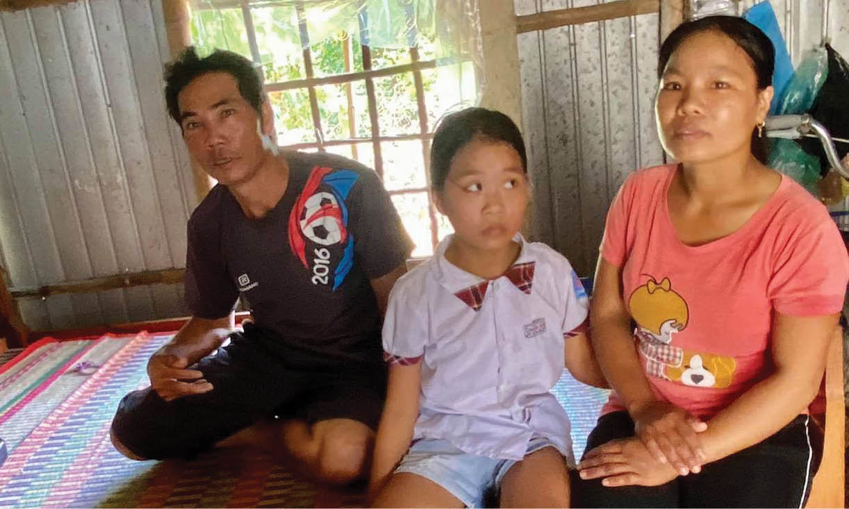 Chân tay co quắp sau tai biến, vẫn cố làm để nuôi con