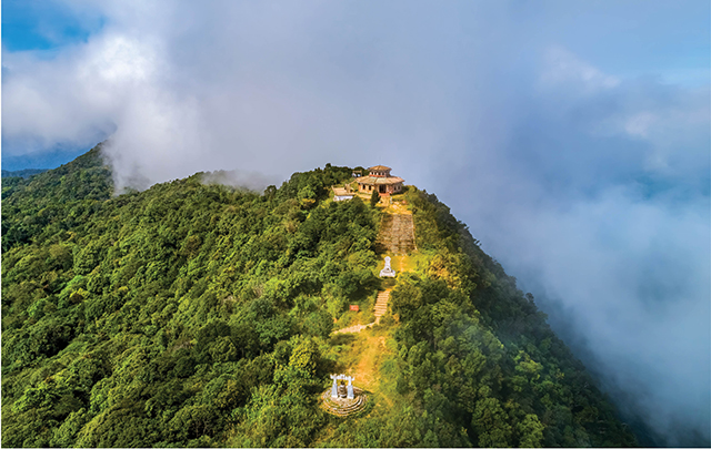 Hunting photos on Bach Ma mountaintop