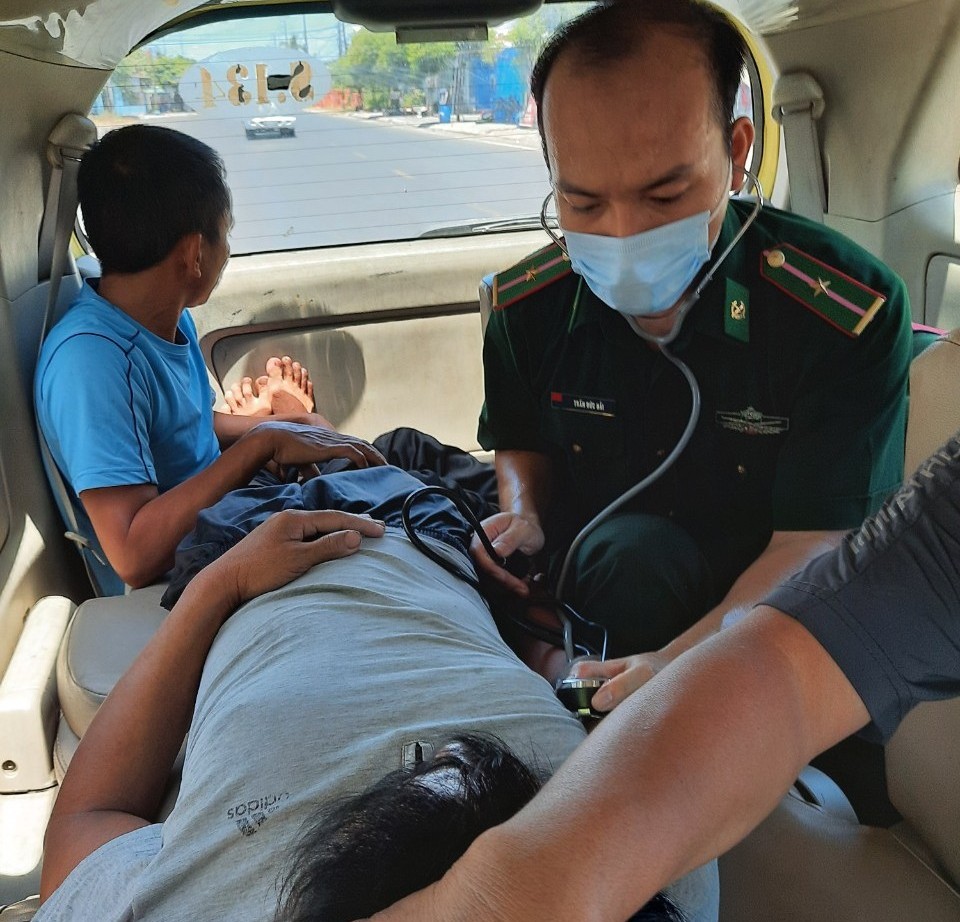 Đưa vào bờ kịp thời một thuyền viên bị tai biến nặng