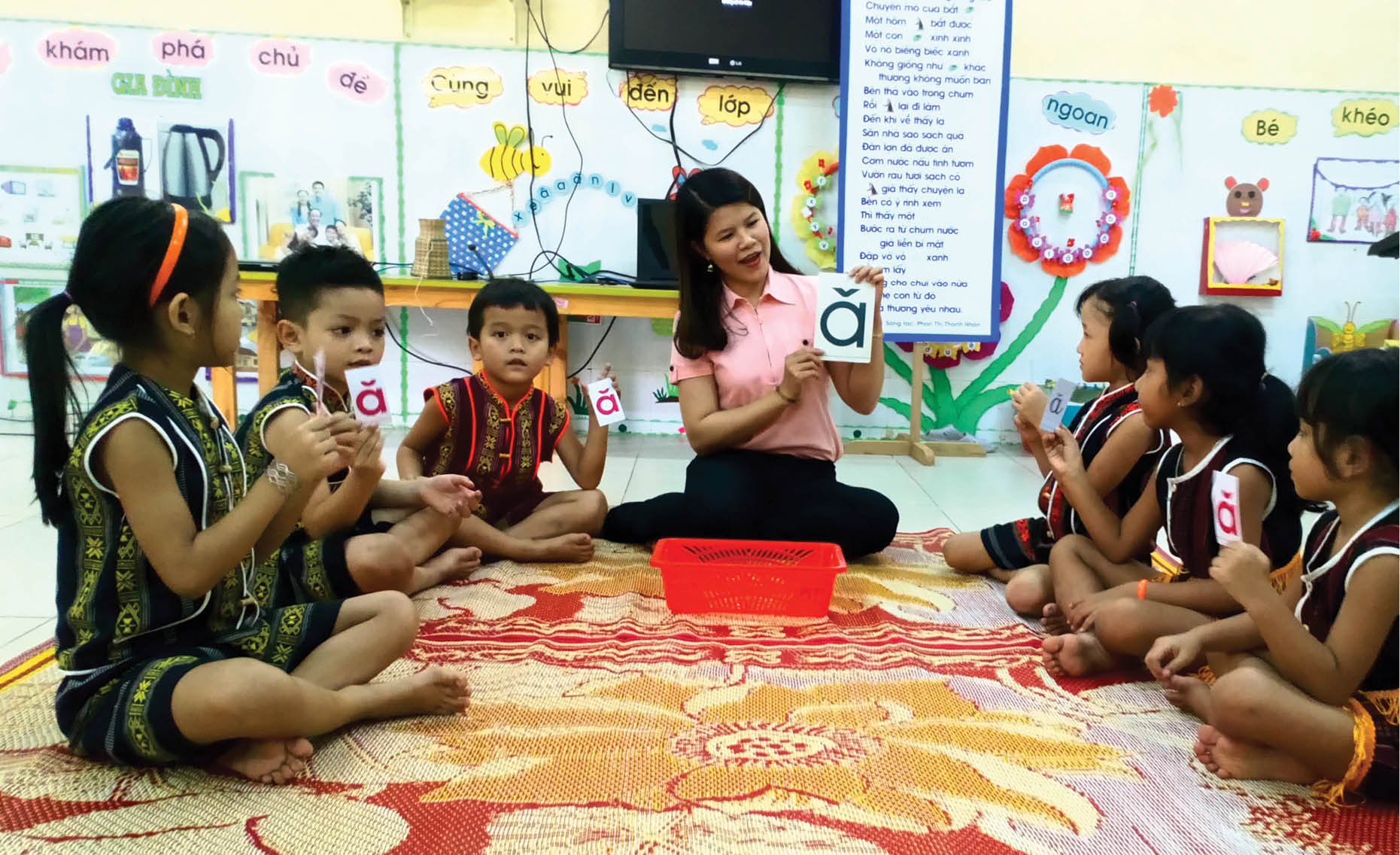 Dạy tiếng Việt cho trẻ dân tộc Cái khó ló cái khôn