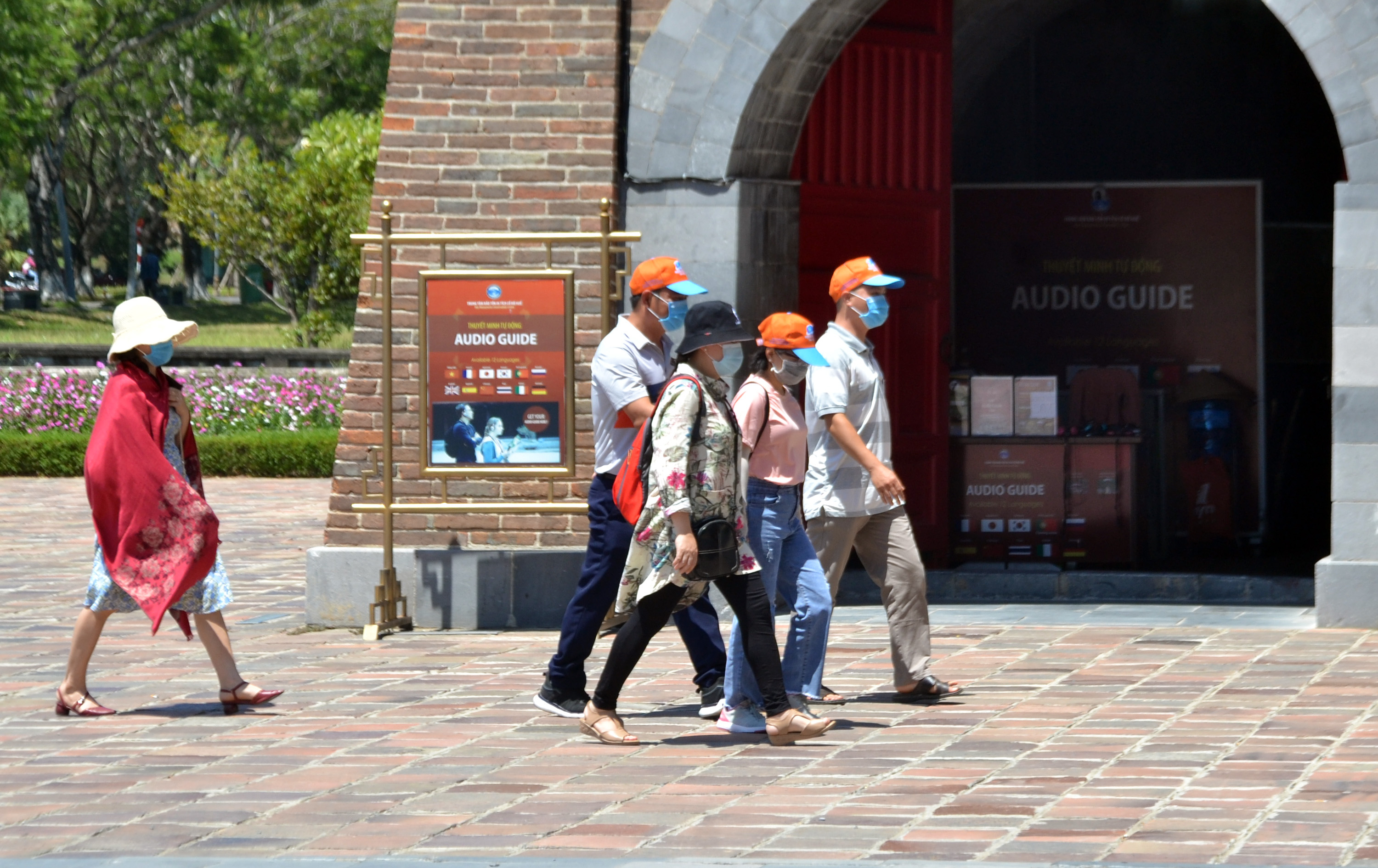 Lấy mẫu xét nghiệm 60 hướng dẫn viên từng dẫn khách đến Đà Nẵng