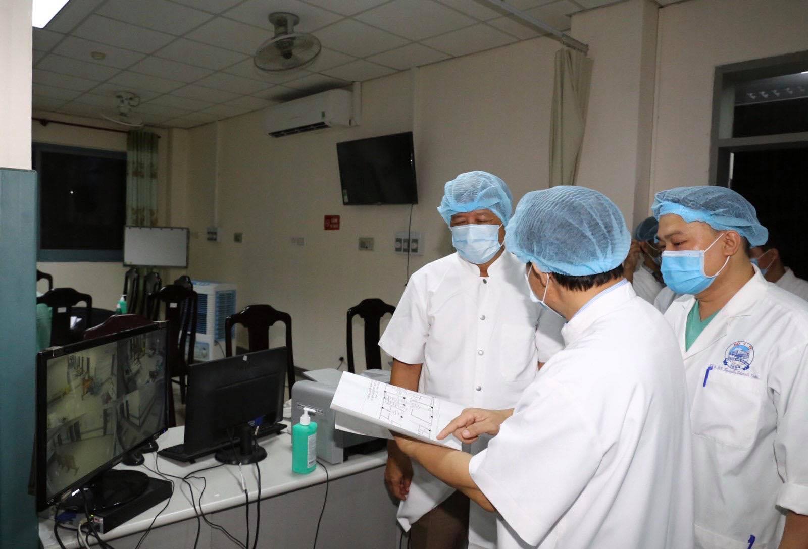 Thứ trưởng Bộ Y tế kiểm tra công tác điều trị bệnh nhân COVID-19 Huế