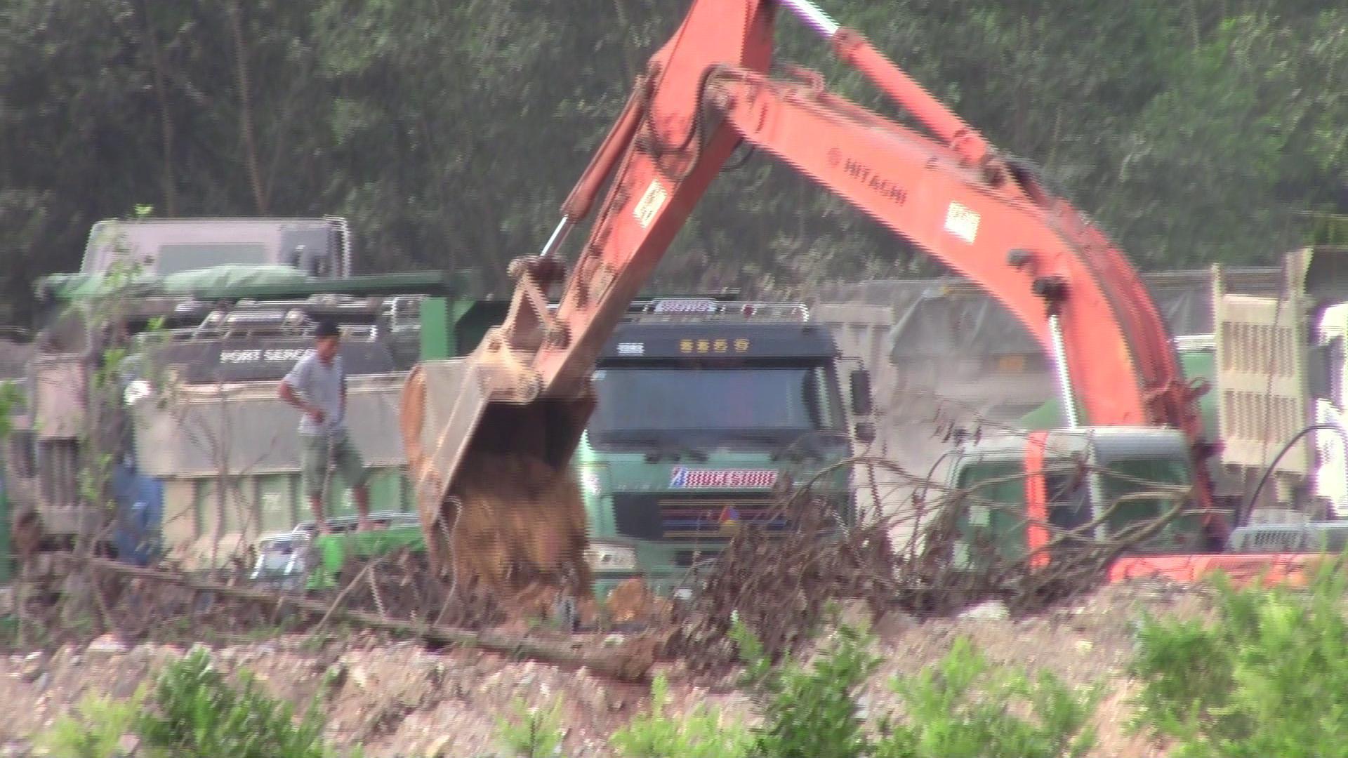 Xử phạt cá nhân khai thác đất trái phép tại khe Cóc 100 triệu đồng