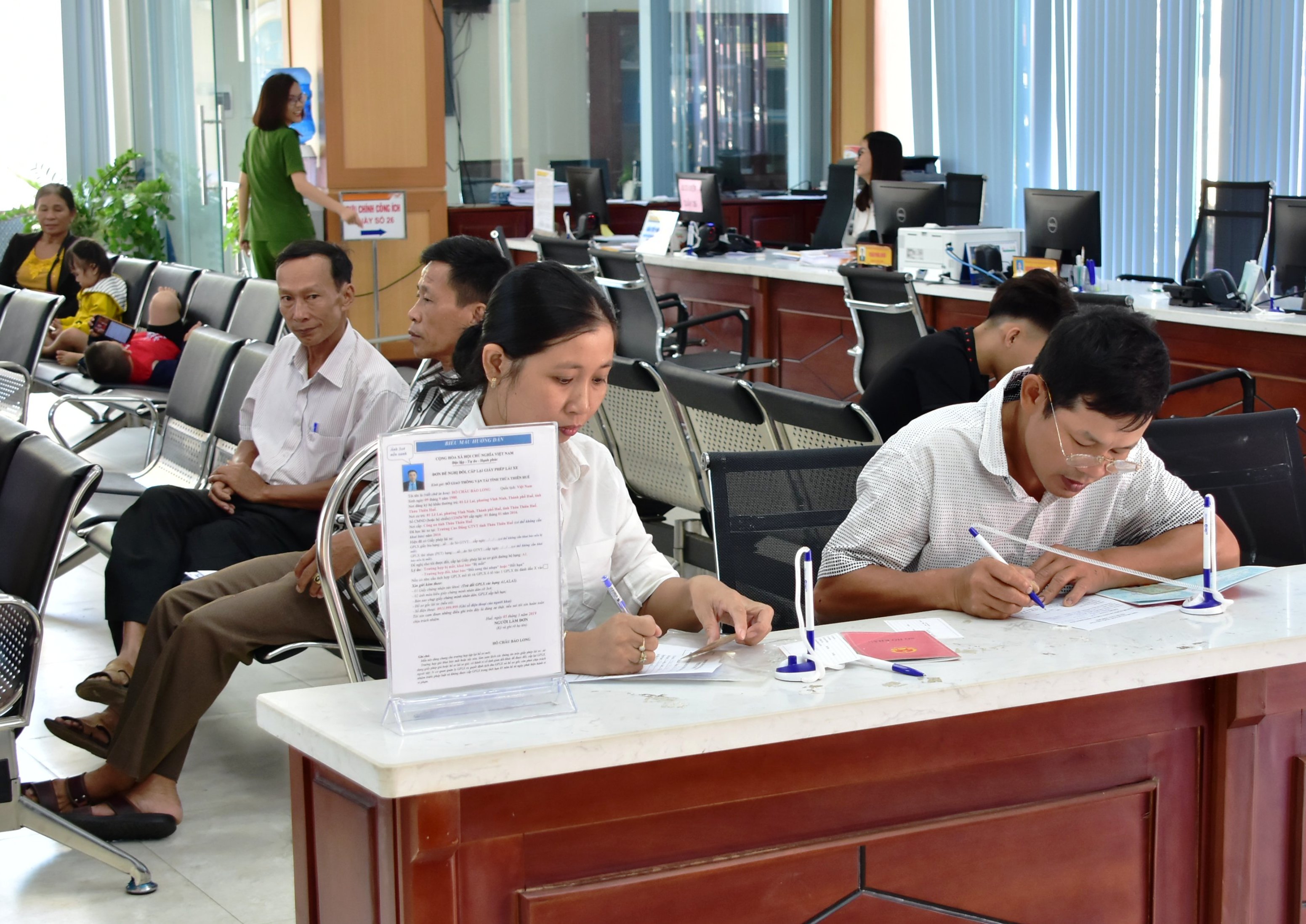 Tiếp tục tiếp nhận hồ sơ, trả kết quả giải quyết thủ tục hành chính qua dịch vụ bưu chính công ích