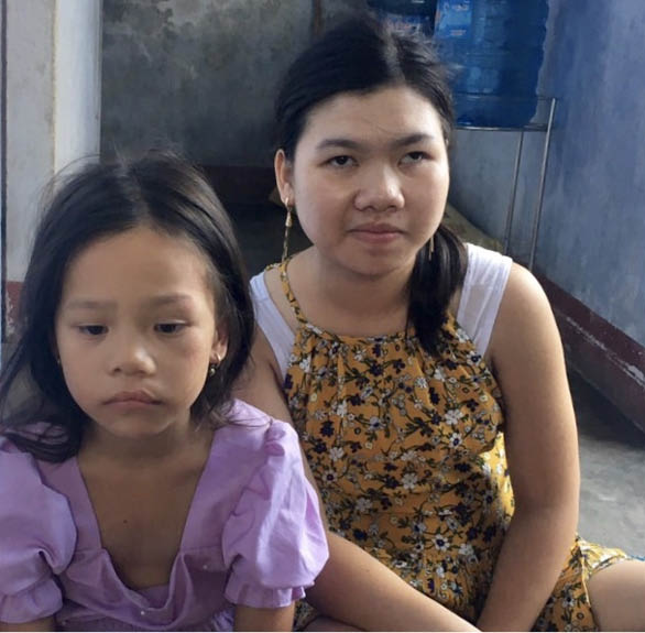 Các em còn quá nhỏ để phụ ba gánh vác gia đình