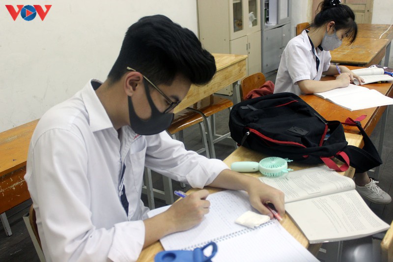 Bộ GD-ĐT yêu cầu tránh tụ tập đông người trước, sau khi thi tốt nghiệp