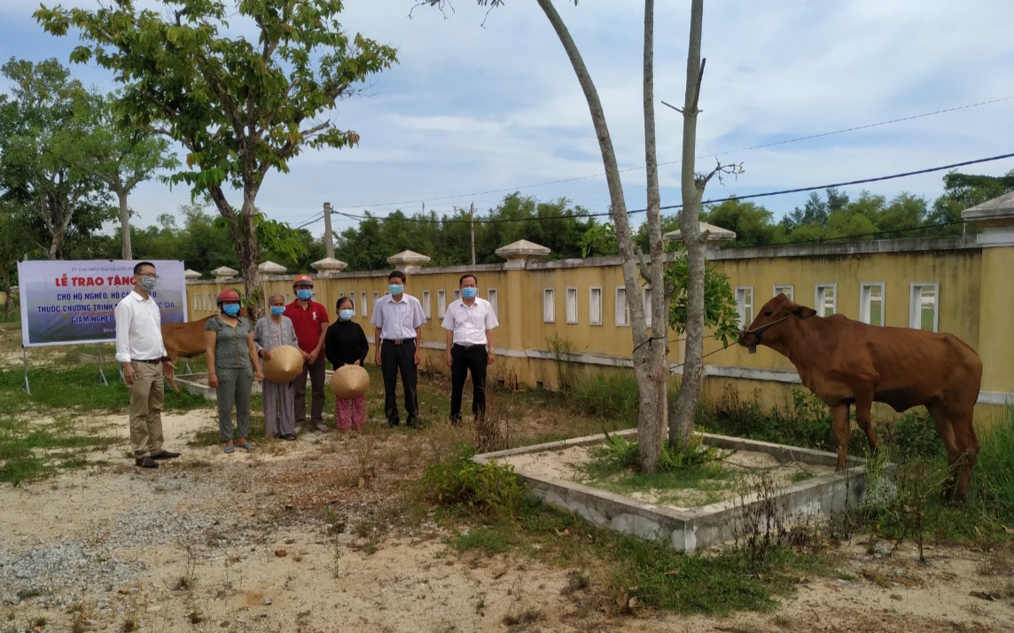 Trao 32 con bò cho hộ khó khăn ở xã Điền Hương