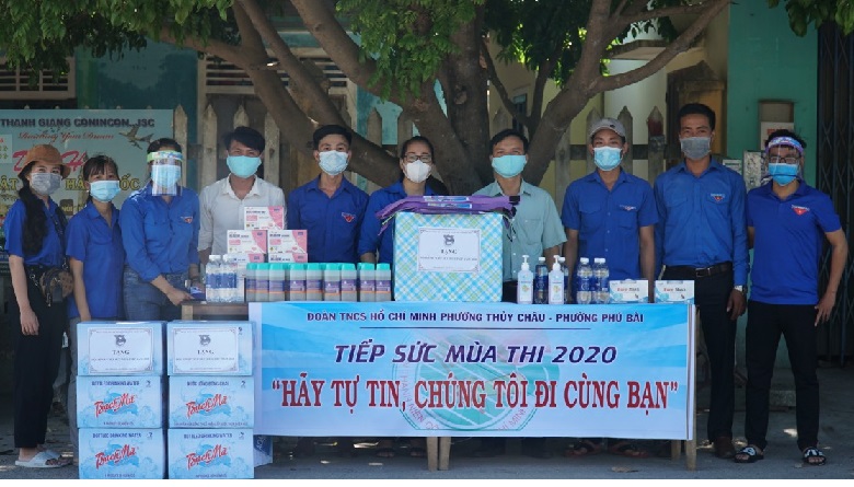 Thăm, tặng quà các tình nguyện viên tiếp sức mùa thi