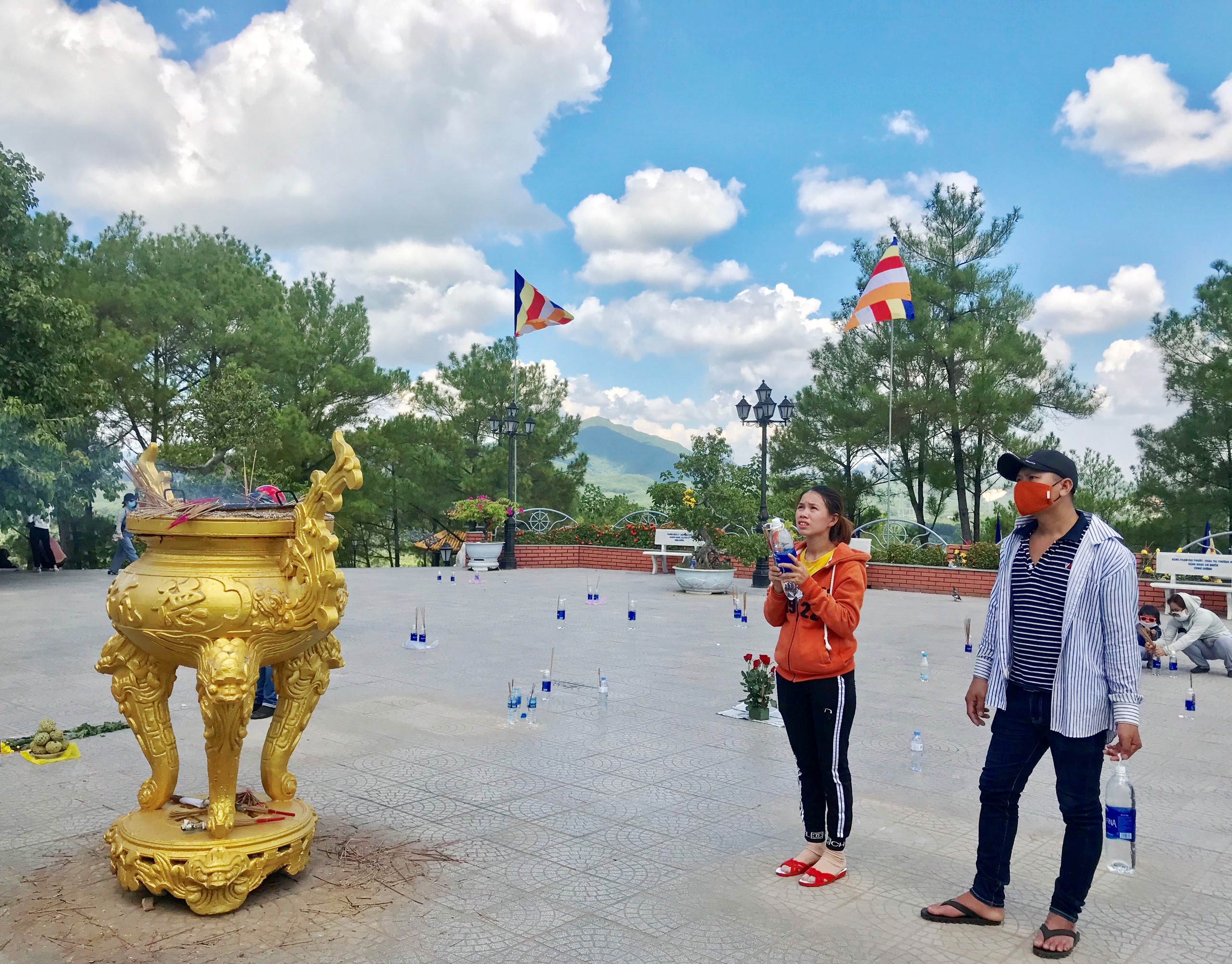 Người dân không tụ tập cúng bái, dâng hương tại lễ Khánh đản Bồ tát Quán Thế Âm