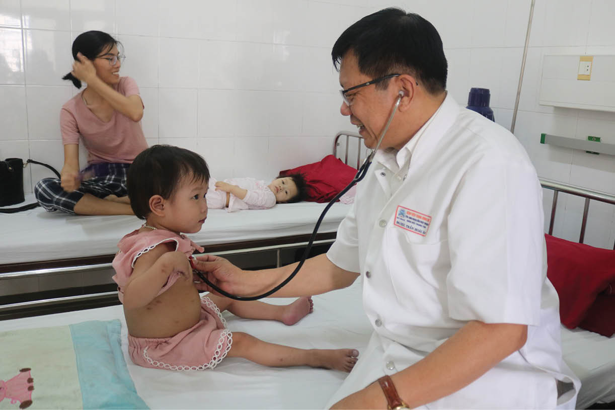 Không còn nỗi khổ “ôm” tiền đi đóng viện phí