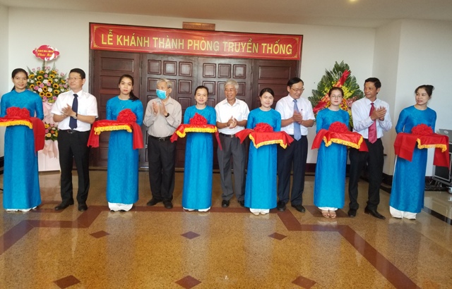 Khai trương Phòng Truyền thống Thành ủy