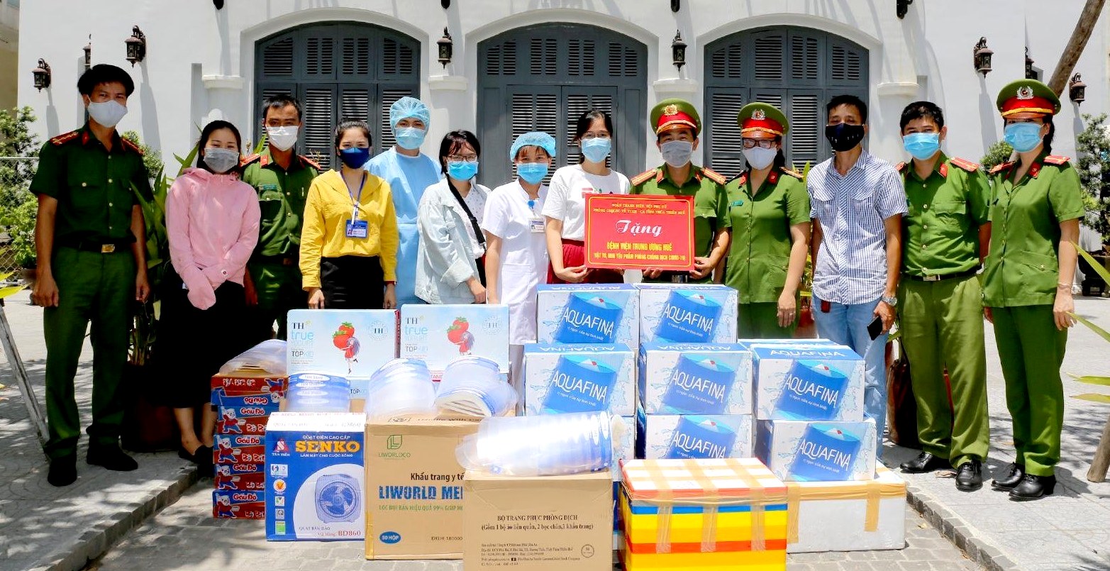 Trao quà, động viên đội ngũ y, bác sĩ Bệnh viện Trung ương Huế