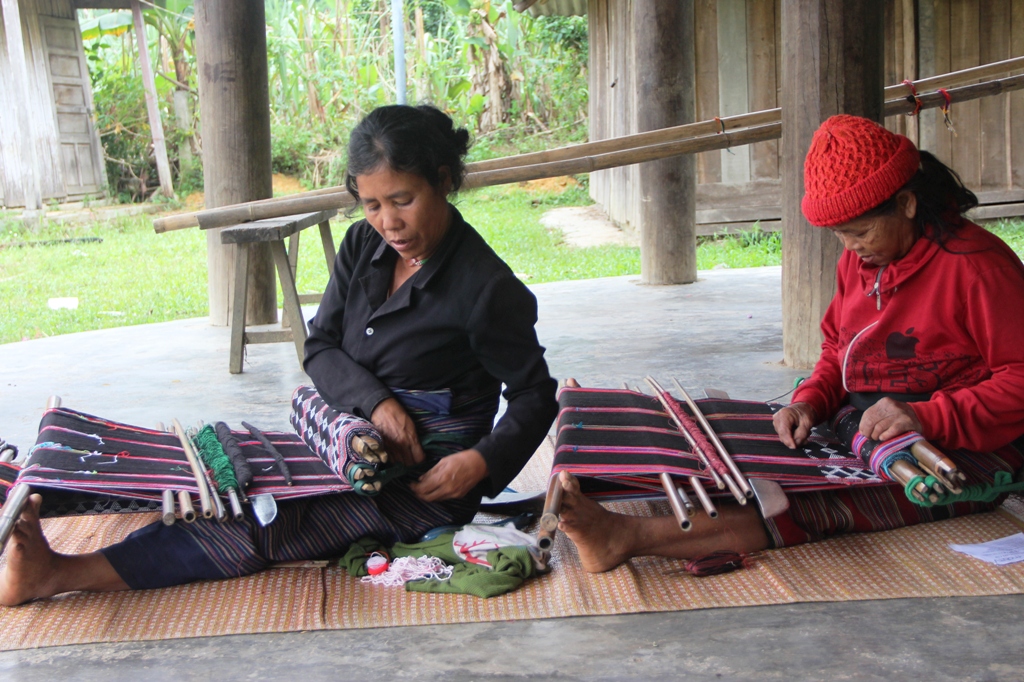 Tài trợ chỉ may trị giá 2 tỉ đồng cho các làng nghề dệt zèng