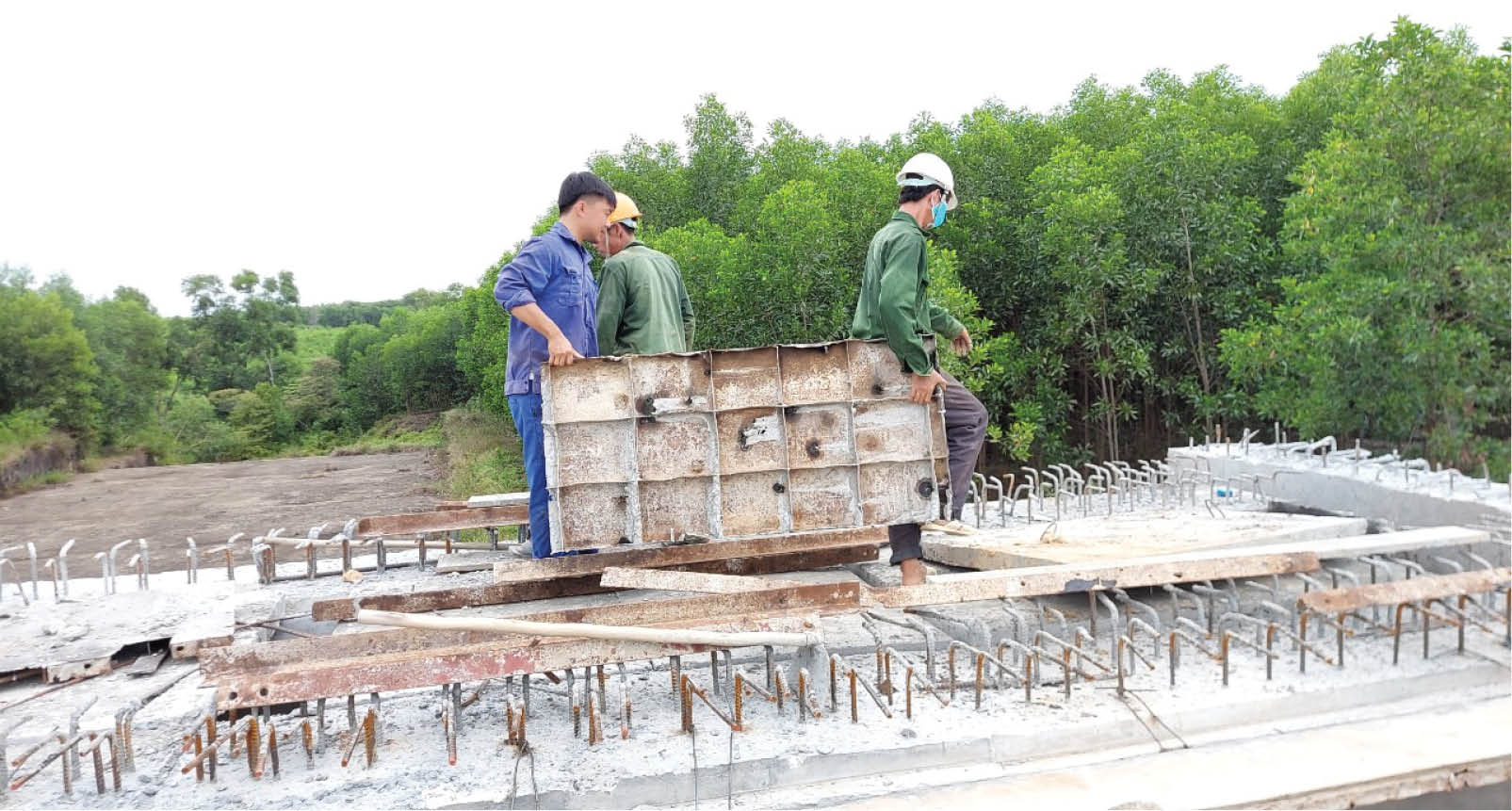 Thi công, nâng cấp hồ chứa “vượt” lũ