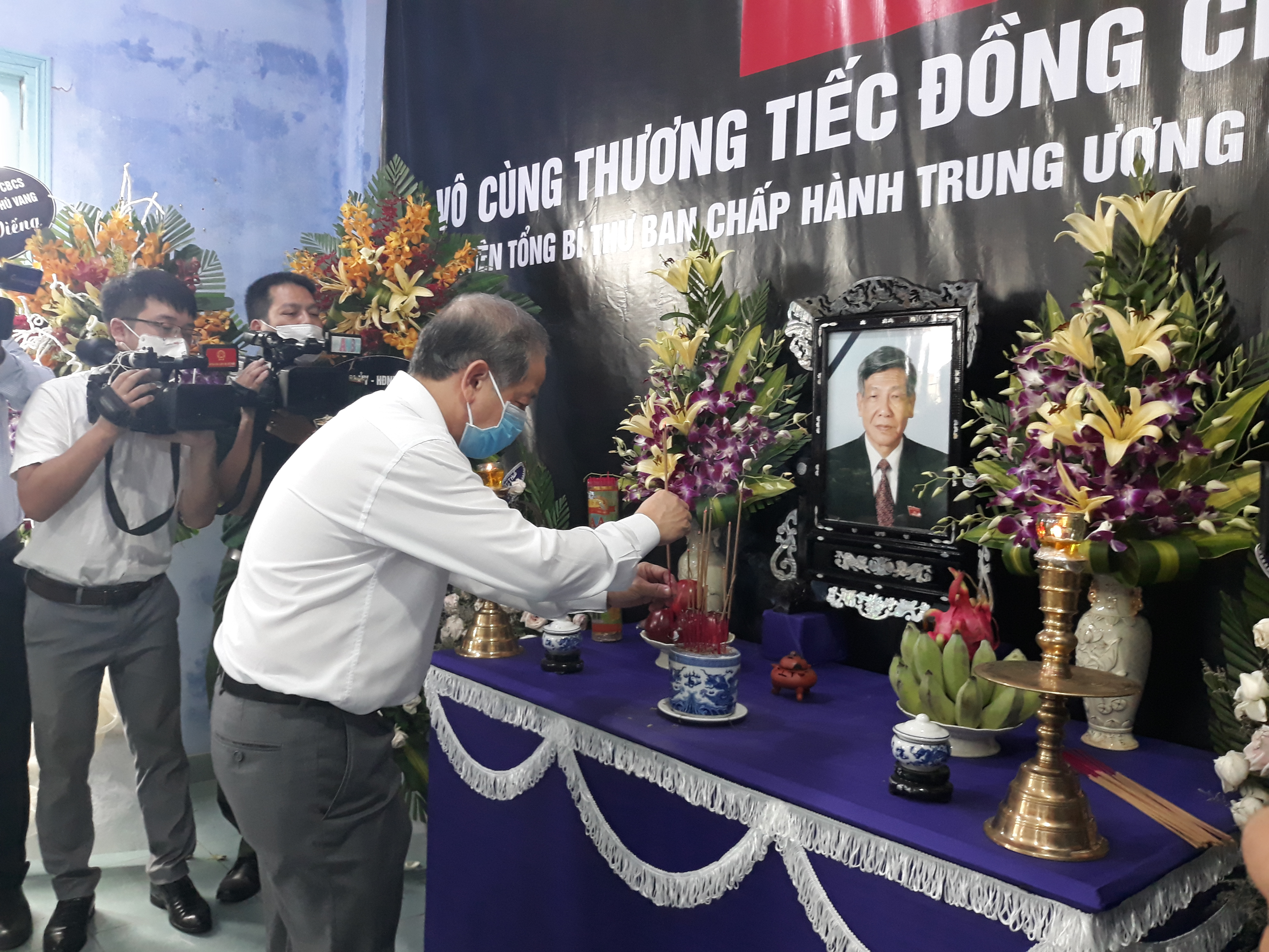 Chủ tịch UBND tỉnh Phan Ngọc Thọ dâng hương tiễn biệt nguyên Tổng Bí thư Lê Khả Phiêu