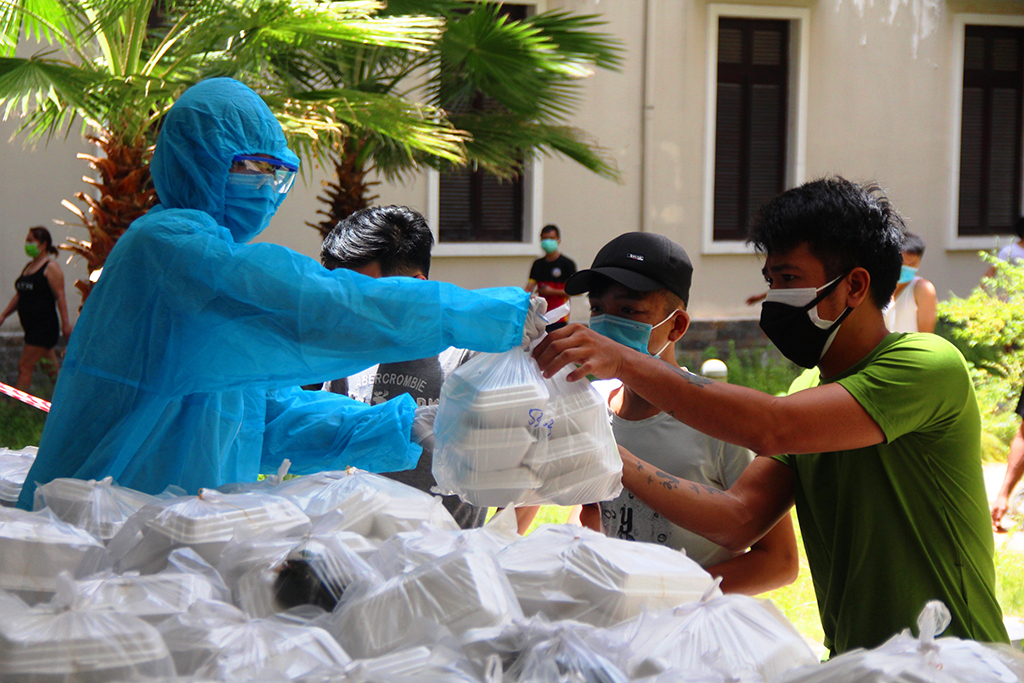 Bữa ăn đầy đủ dinh dưỡng nơi khu cách ly