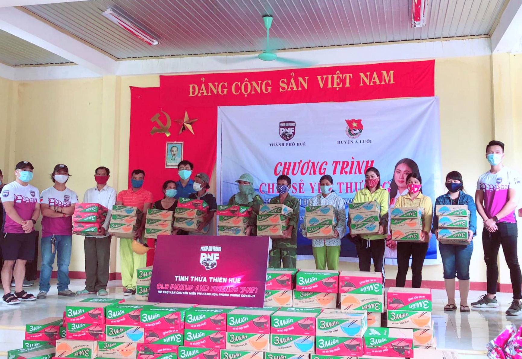 Trao tặng 300 thùng mì tôm cho người dân A Lưới