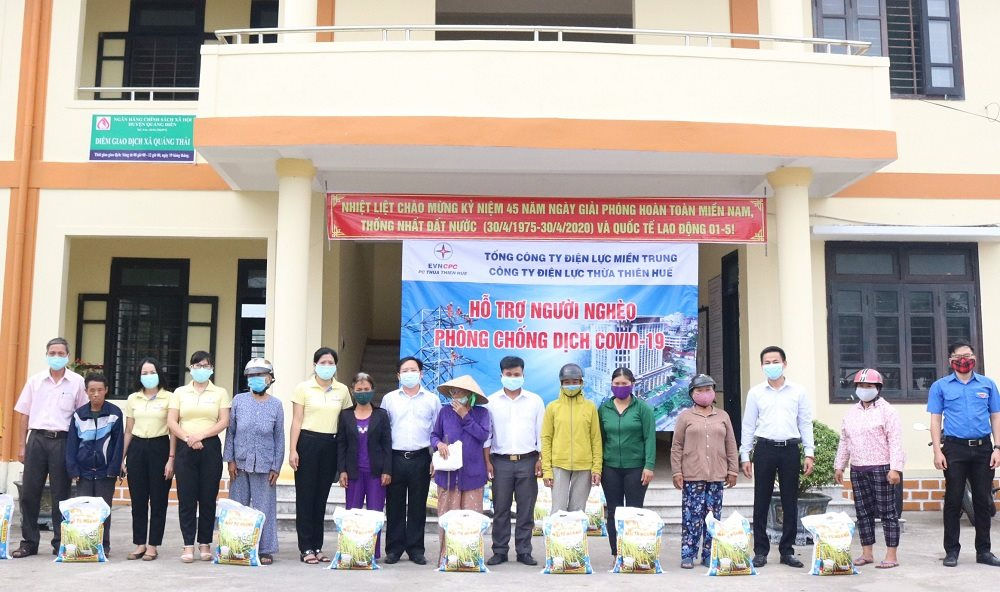 Hỗ trợ 690 suất quà cho các gia đình khó khăn chịu ảnh hưởng dịch bệnh COVID-19