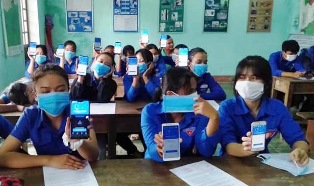 Mỗi cán bộ, công chức hướng dẫn cho ít nhất 3 người cài đặt ứng dụng Bluezone