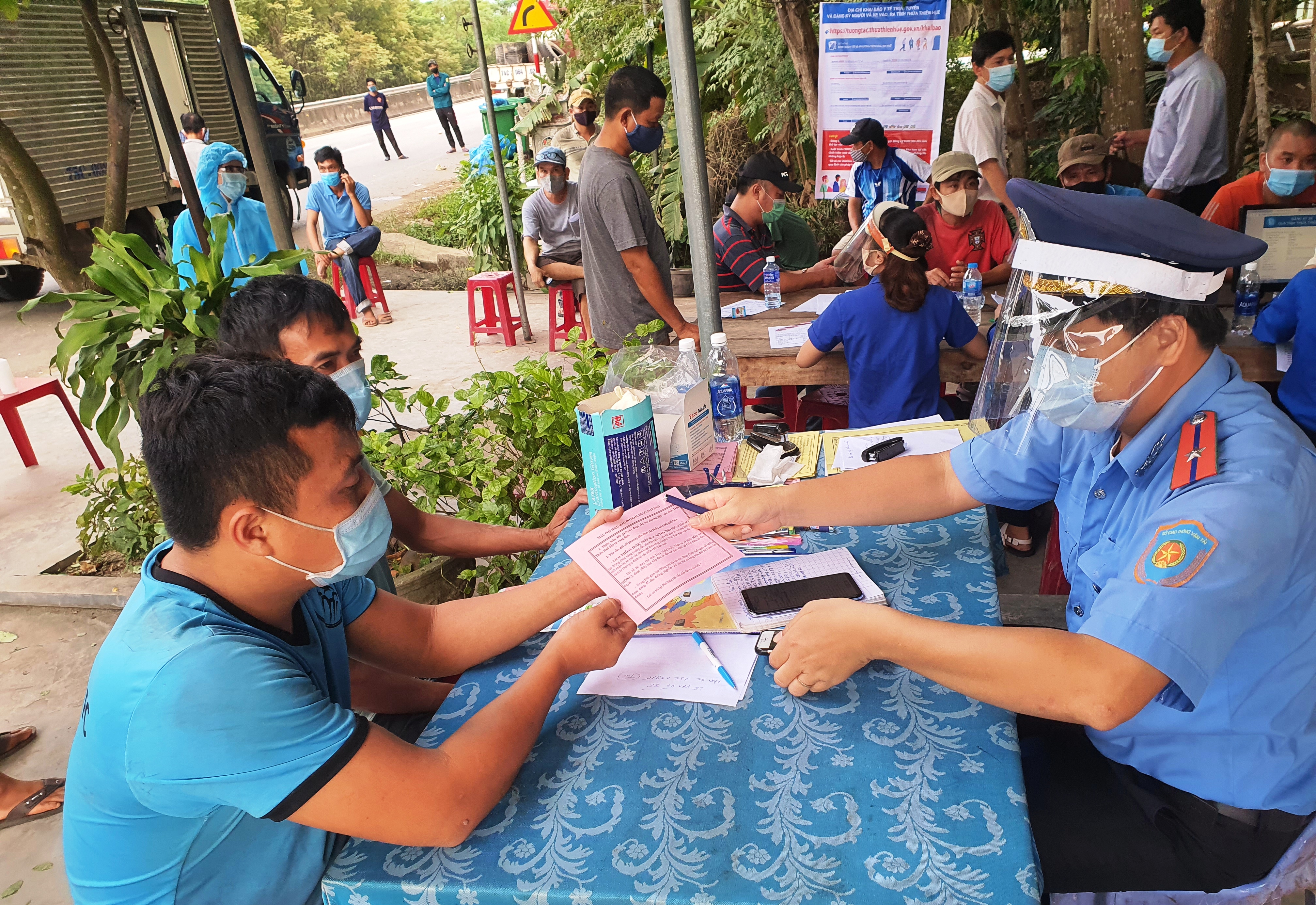 Tăng cường kiểm soát người và phương tiện qua địa bàn