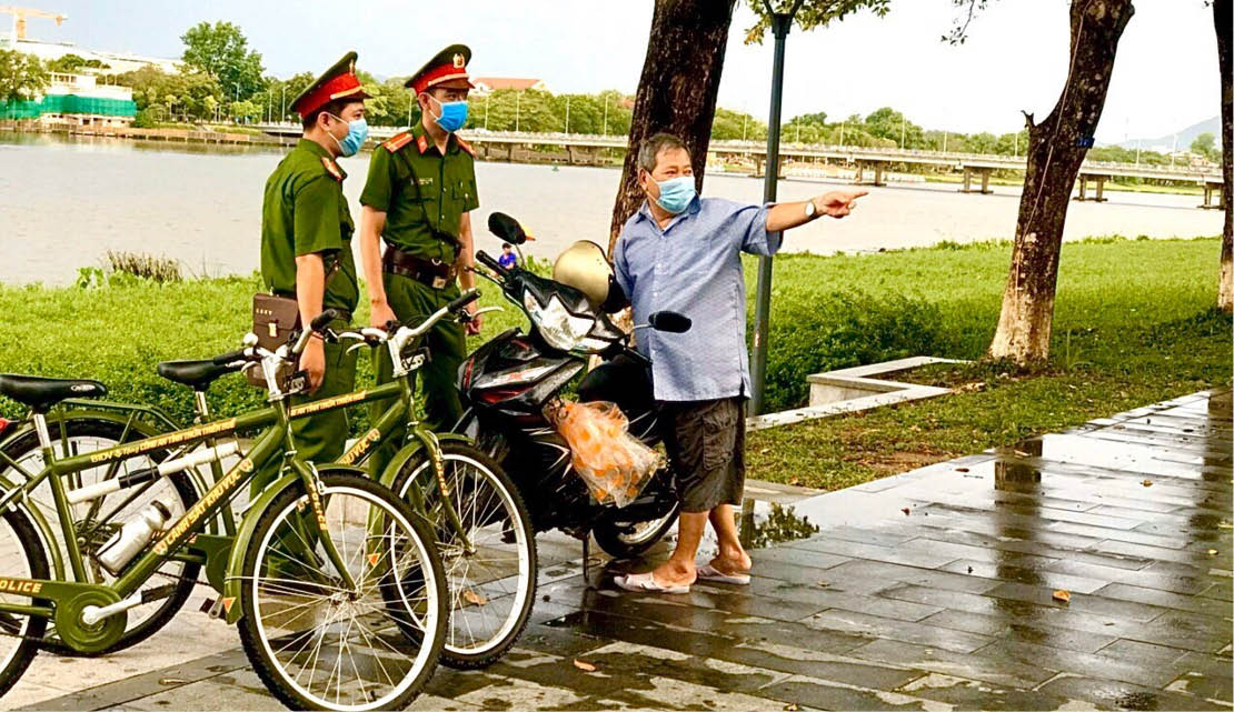 Đạp xe tuần tra trên đường đi bộ ven sông Hương