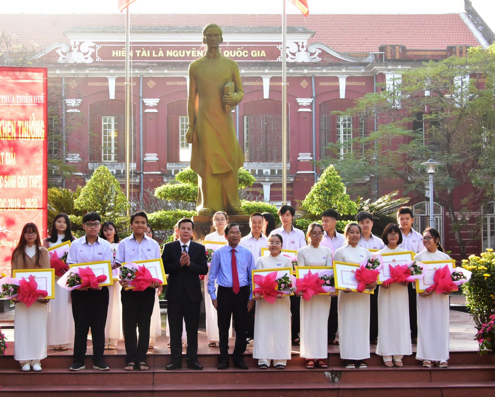 Praising 367 students winning the title “School Honorary Students”