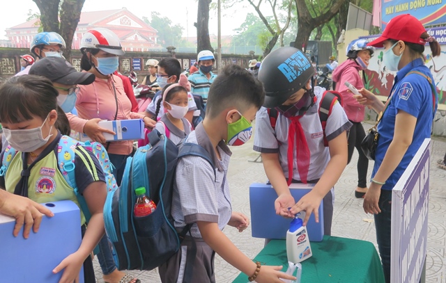 Học sinh tựu trường vào ngày 1 9